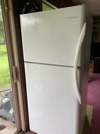 ### 21 CUBIC WHITE FRIGIDAIRE REFRIGERATOR WITH ICEMAKER ##