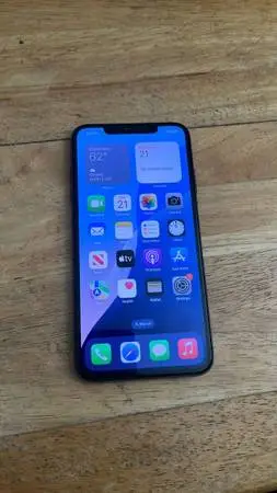 iphone XS MAX unlocked, 256gb, ios 18, 6.5 screen, works great