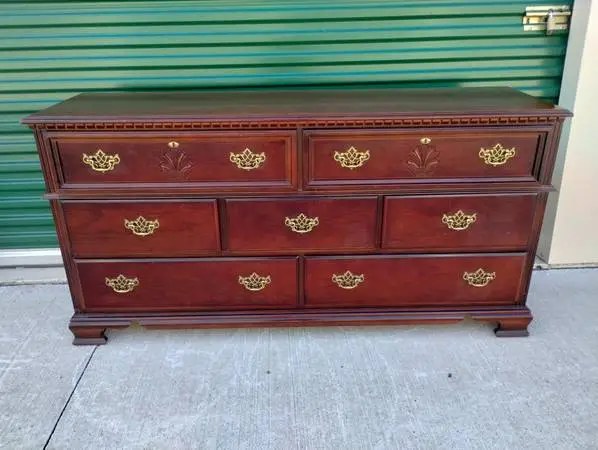 Vintage 1980s Vaughan-Bassett 8 Drawer Cherry Dresser