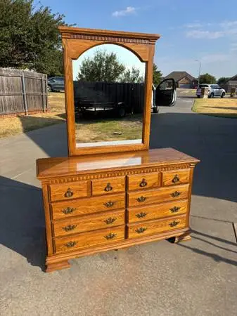Beautiful Kincaid Solid Oak 8 Drawer Dresser w/Mirror