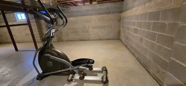 Spirit Fitness Elliptical XE195 - LIKE NEW