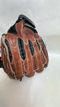 BASEBALL GLOVE CHAMPRO