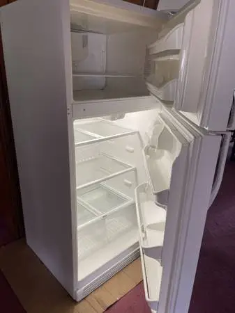 ### 18 CUBIC KENMORE  WHITE REFRIGERATOR  ##