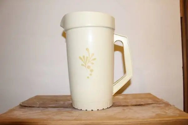 Tupperware 2 quart pitcher w/ push button lid