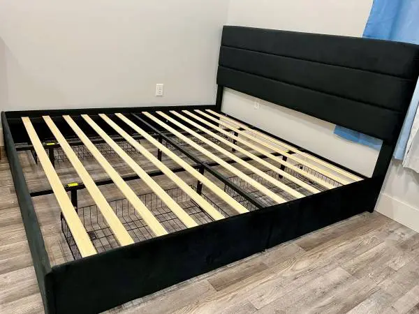 New king size bed (no matress)