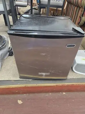 Mini upright freezer has been tested works great in very good condition