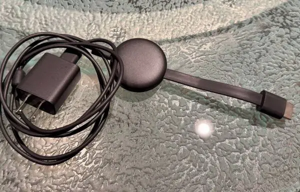 Google Chromecast - HDMI connector - send video on audio to your TV