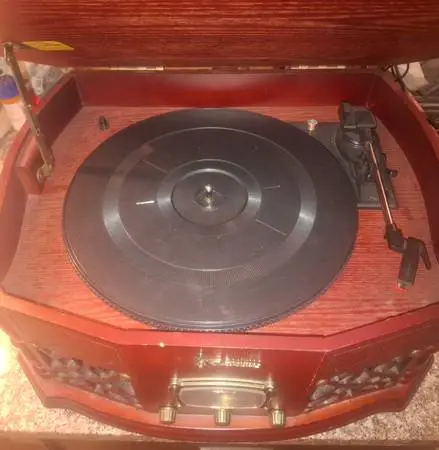 Record Player W/ AM/FM Radio. Retro Design. Works Great