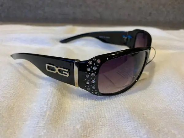 BRAND NEW WOMENS SUNGLASSES w/ RHINESTONES