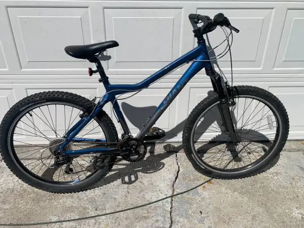 Giant Rincon Hardtail Mountain Bike 24 speeds 26 tires