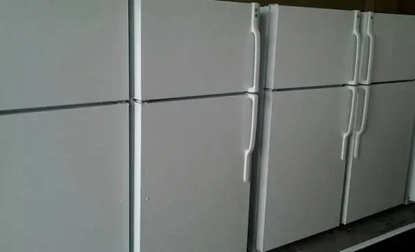 Medium apartment size refrigerator