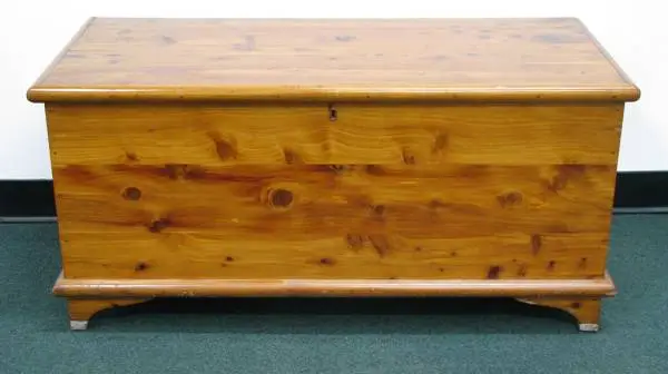 CEDAR CHEST - High Gloss / Cedar Lined - Blanket Storage - EC .....