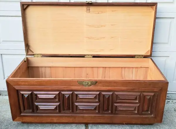 Great Cedar Chest Worthy of Your Mid Century Modern Décor