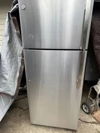 STAINLESS GE REFFRIGERATOR