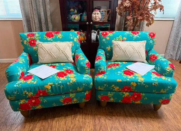 Pair of Cozy Livingroom Chairs