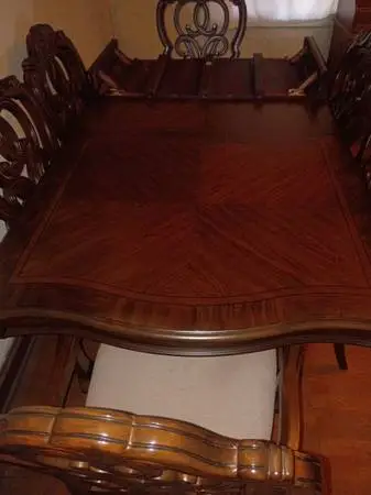 Elegant dinning room table with 6 chairs