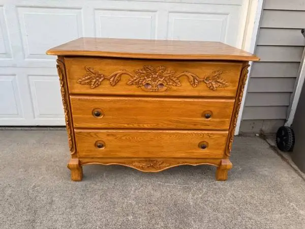 Ornate Traditional-Style 3-Drawer TV Stand / Accent Chest