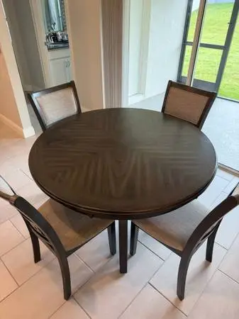 47” Round Dining Table snd Chairs
