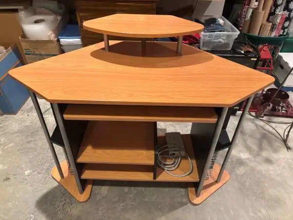 Corner computer desk