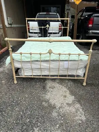 QUEEN SIZE BED