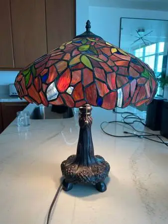 Beautiful Tiffany-Style Stained Glass Table Lamp - Dual Pull Chains