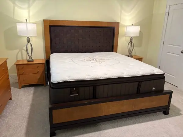 GORGEOUS SOLID WOOD KING BED W/ LUXURY MATTRESS & BOX SPRING LIKE NEW