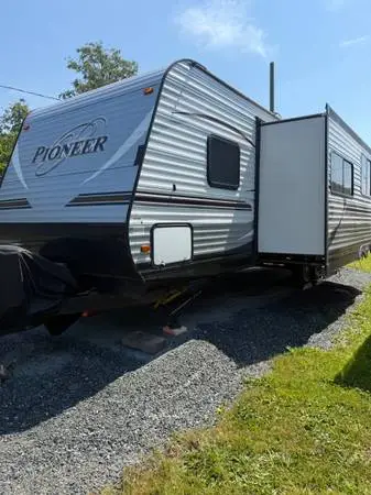 2017 QB300 Pioneer Travel Trailer 33 Like New Mint
