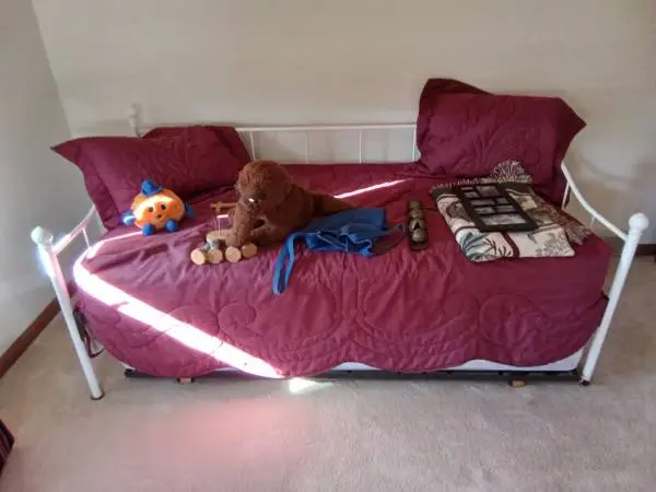 TRUNDLE BED, PULL OUT, NO STAINS, 2 MATTRESSES, GREAT CONDITION