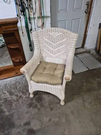 NICE WICKER ARMCHAIR NO ISSUES