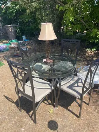 Round dining table with 4 chairs- excellent
