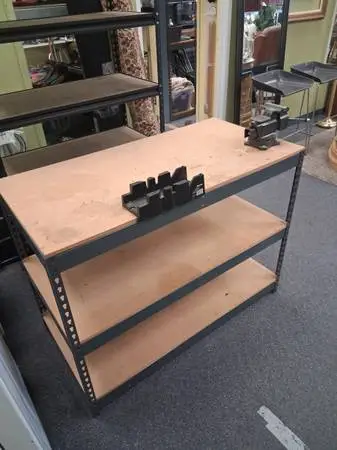 Work bench with vise