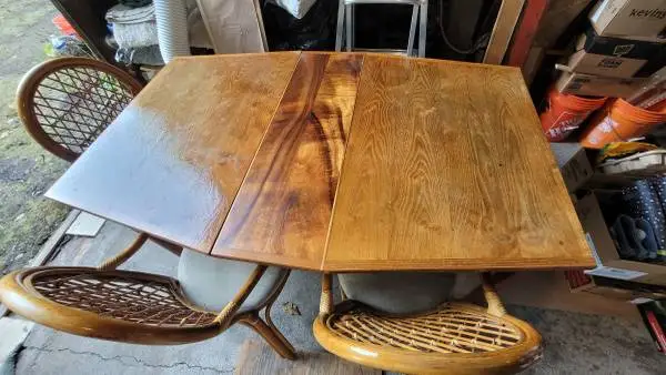 Extendable dining table