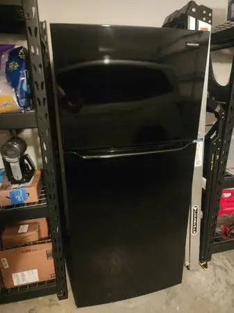 LIKE NEW MINT CONDITION 20 Cu. Ft. REFRIGERATOR TOP FREEZER