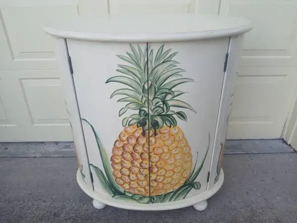 BEAUTIFUL PINEAPPLE CABINET, SIDE TABLE, ENTRY TABLE or DRINKS CABINET