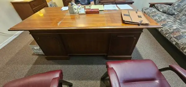 6 Executive Desk (with glass top)