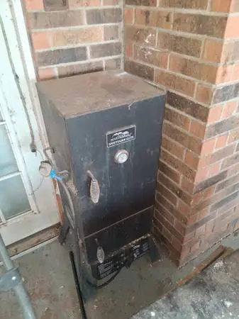 Master built sports man elite propane smoker.