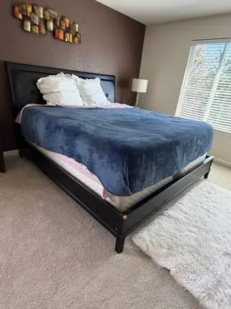 Bed/headboard/frame