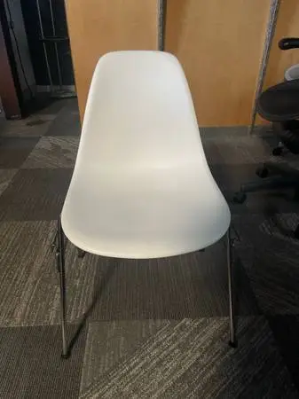 🪑 Herman Miller Eames Molded Plastic Side Chair – White