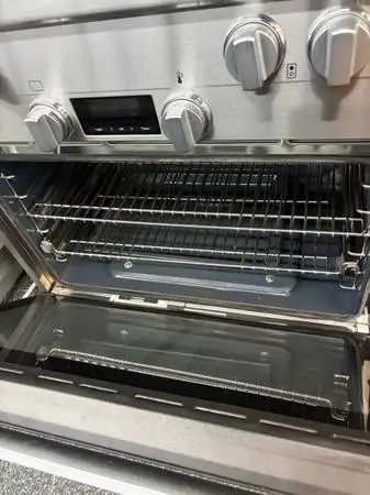 GAS RANGE WITH 6 SEALED BURNERS
