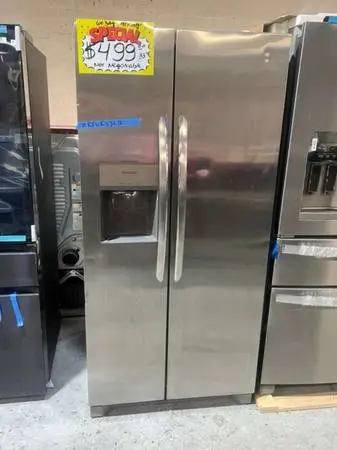 33” Frigidaire side by side fridge in excellent conditions