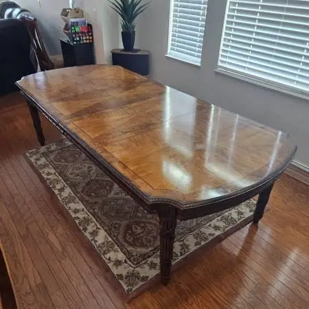 Beautiful dining room table for sale