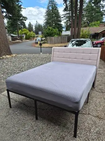 ⭐Complete QUEEN Platform Bed SET-Like New Condition!