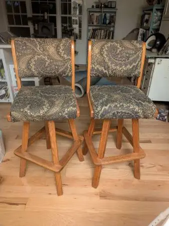 Bar Chairs that Swivel