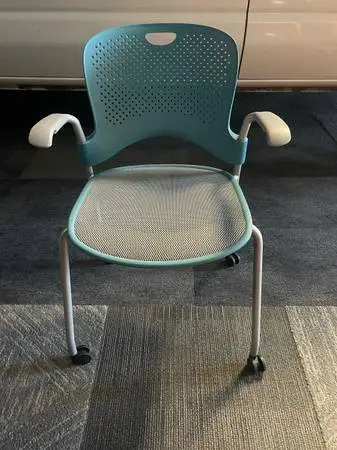 🪑✨ Herman Miller Caper Chair – Blue with Wheels ✨