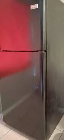 Black Refrigerator no bottom handle to door but works great