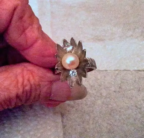 VINTAGE MCM 10kt WHITE GOLD PEARL WITH SPINEL ACCENTS SIZE 61/4 6.5GR