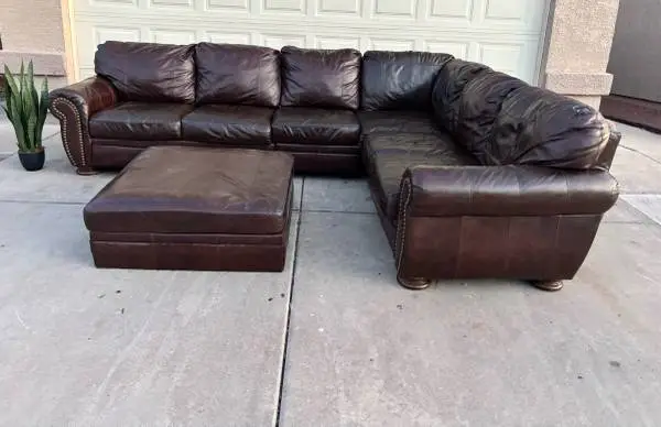 GENUINE LEATHER SECTIONAL COUCH WITH OTTOMAN,DELIVERY INCLUDED