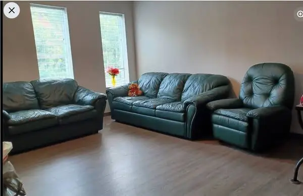DARK GREEN LEATHER LIVING ROOM SET