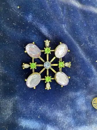 Vintage BROOCH - Rhinestones.