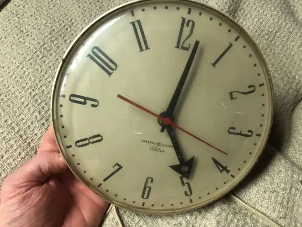 Vintage Mid Century Mod General Electric GE Telechron wall clock (USA)